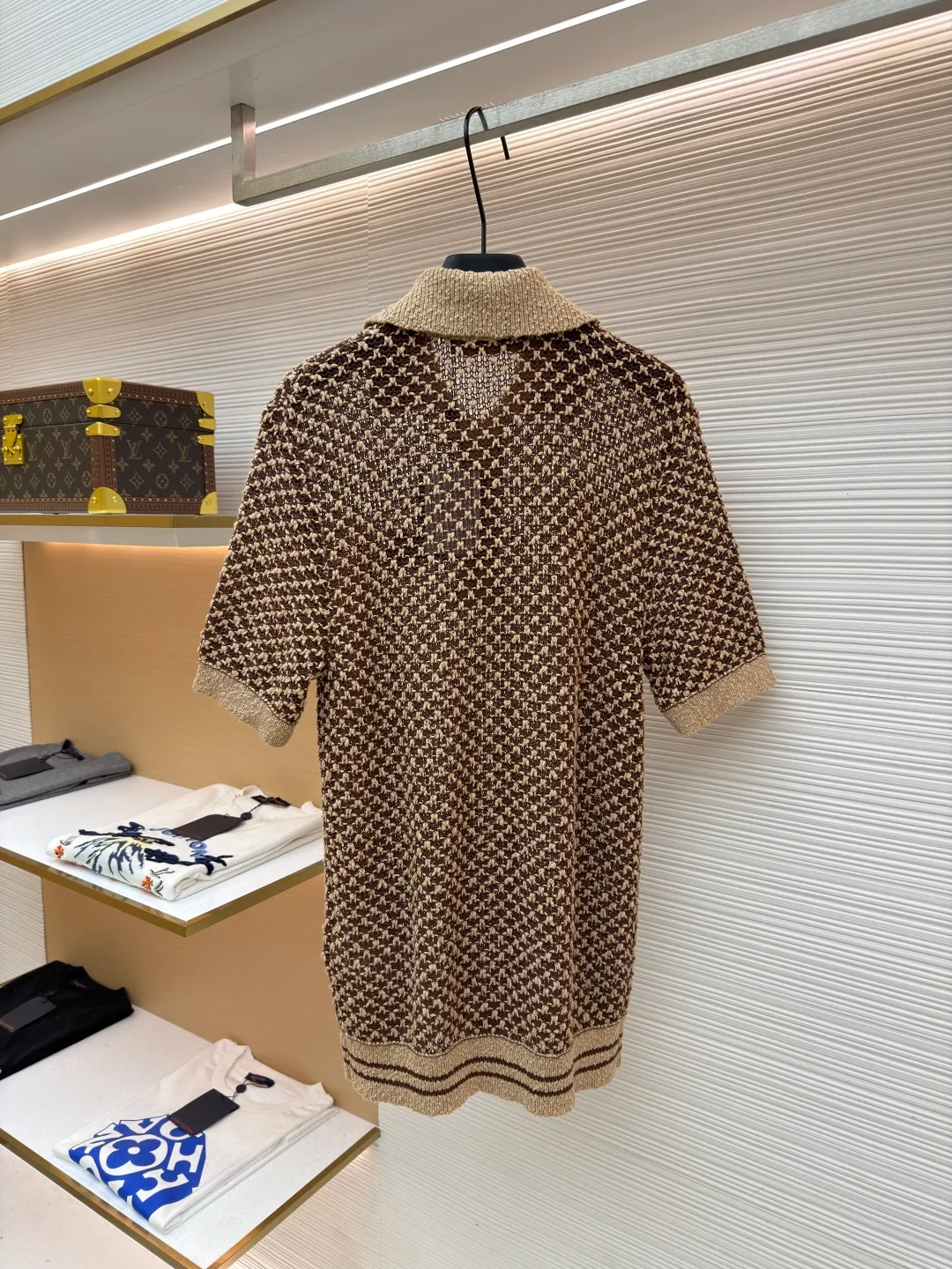 LOUIS VUITTON short-sleeved knitted mesh Polo shirt ●Original version: Purchased and developed for 17999 ●Item number: 1682531-B20 ●Fabric: cotton fabric ●Technology: knitted ●Color: brown ●Version: fitted version ●Weight: about 340 grams ●Size: S-M-L-XL ●Description: This LOUIS VUITTON houndstooth knitted Polo shirt is woven with high-quality wool blended gold and silver threads. It uses jacquard knitting technology to create a houndstooth texture. The pattern is three-dimensional and full of metallic luster. The fabric is both soft and skin-friendly and stiff, and is not easy to pill or snag. The neckline is a classic Polo lapel design, the custom-made mother-of-pearl buttons at the placket have a warm texture, and the brand metal logo on the body is hand-inlaid, which is strong and highlights the luxury quality. The cuffs and hem are ribbed in the same color, with moderate elasticity to fit the body shape. The overall cut is a loose silhouette, the shoulders are seamlessly spliced, the stitching is straight and fine, the customized accessories and three labels are complete, and the detailed craftsmanship shows the brand's ingenuity. It is suitable for various wear scenarios such as daily leisure and light business. The overall wiring is straight and delicate, the fabric is comfortable and soft, and the color is consistent without color difference. It can be matched with the same style to create a fashionable look and control various occasions. Customized accessories, complete with three standards, same style for men and women!